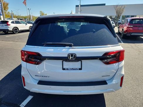 New 2026 Honda Odyssey Touring image 5