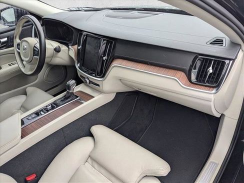 Used 2019 Volvo S60 T5 Inscription image 18