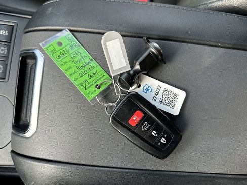 Used 2023 Toyota Highlander XLE image 22