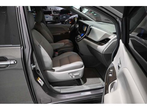 Used 2016 Toyota Sienna XLE w/ XLE Navigation Package FWD image 15