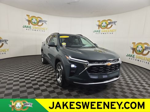 Certified 2025 Chevrolet Trax LT FWD image 1