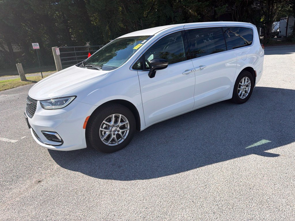 Used 2025 Chrysler Pacifica Select FWD image 2