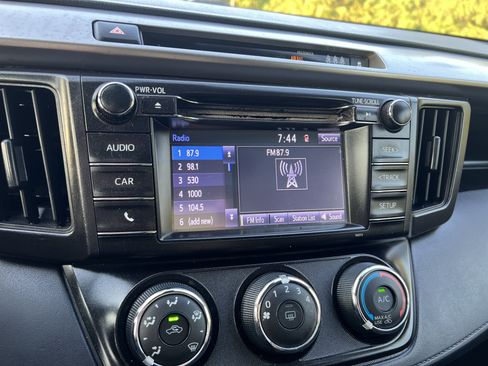 Used 2018 Toyota RAV4 LE FWD image 19