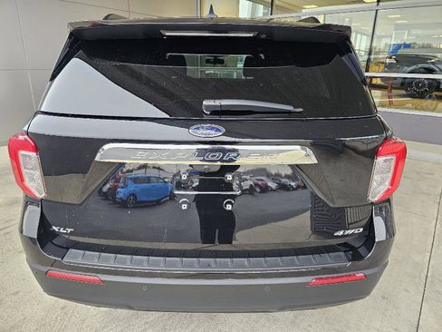 Used 2022 Ford Explorer XLT image 4