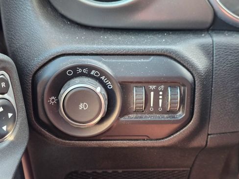 Used 2018 Jeep Wrangler Unlimited Sport S AWD/4WD image 25