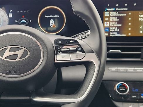 Used 2025 Hyundai Elantra SEL image 29