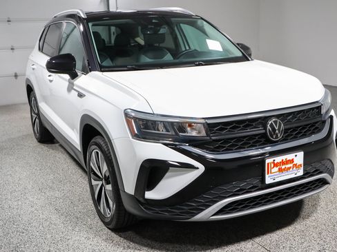 Used 2023 Volkswagen Taos SE w/ Panoramic Sunroof Package AWD/4WD image 5