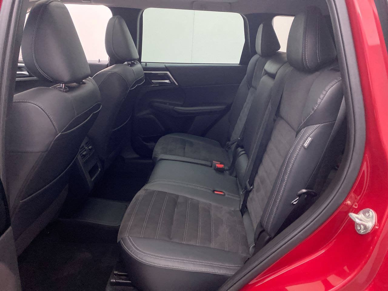 Used 2023 Mitsubishi Outlander SE AWD/4WD image 25