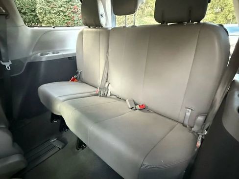 Used 2020 Toyota Sienna XLE image 19