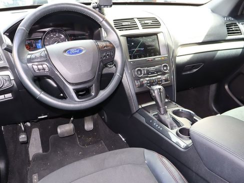 Used 2019 Ford Explorer XLT w/ Equipment Group 202A FWD image 4