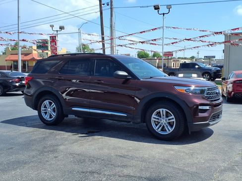 Used 2022 Ford Explorer XLT w/ Equipment Group 202A AWD/4WD image 23