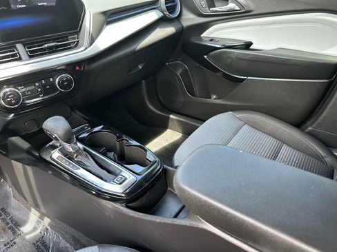 Certified 2025 Chevrolet Trax LT FWD image 21