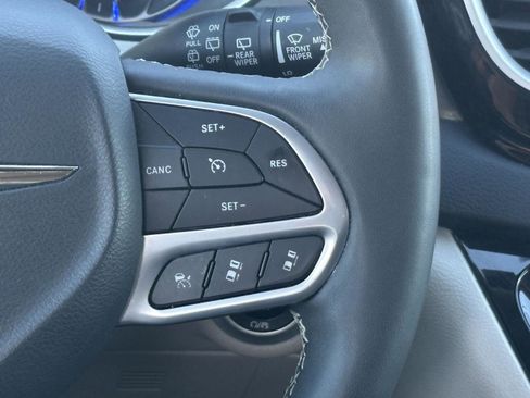 Used 2023 Chrysler Pacifica Touring-L image 13