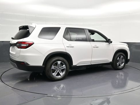 Used 2025 Honda Pilot EX-L image 3