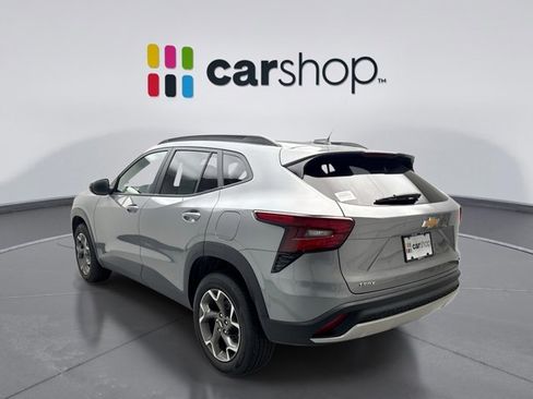 Used 2025 Chevrolet Trax LT FWD image 3