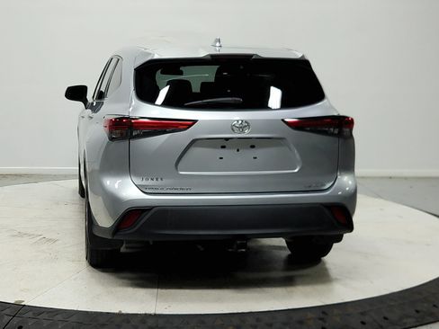 Used 2021 Toyota Highlander LE AWD/4WD image 7