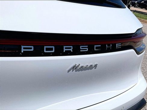 Certified 2024 Porsche Macan AWD/4WD image 17