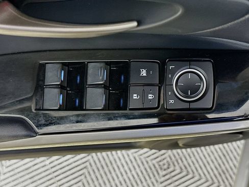 Used 2017 Lexus IS 200t RWD image 20