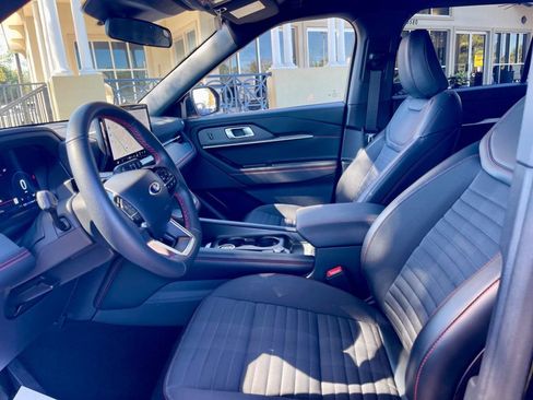 Used 2025 Ford Explorer ST-Line w/ ST-Line Street Pack image 11