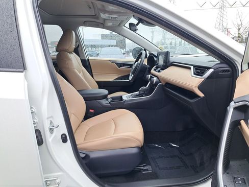 Used 2021 Toyota RAV4 XLE Premium image 17
