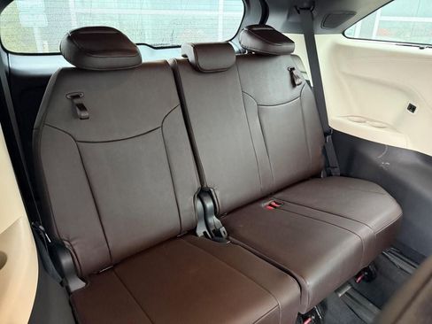 Used 2023 Toyota Sienna Platinum AWD/4WD image 11