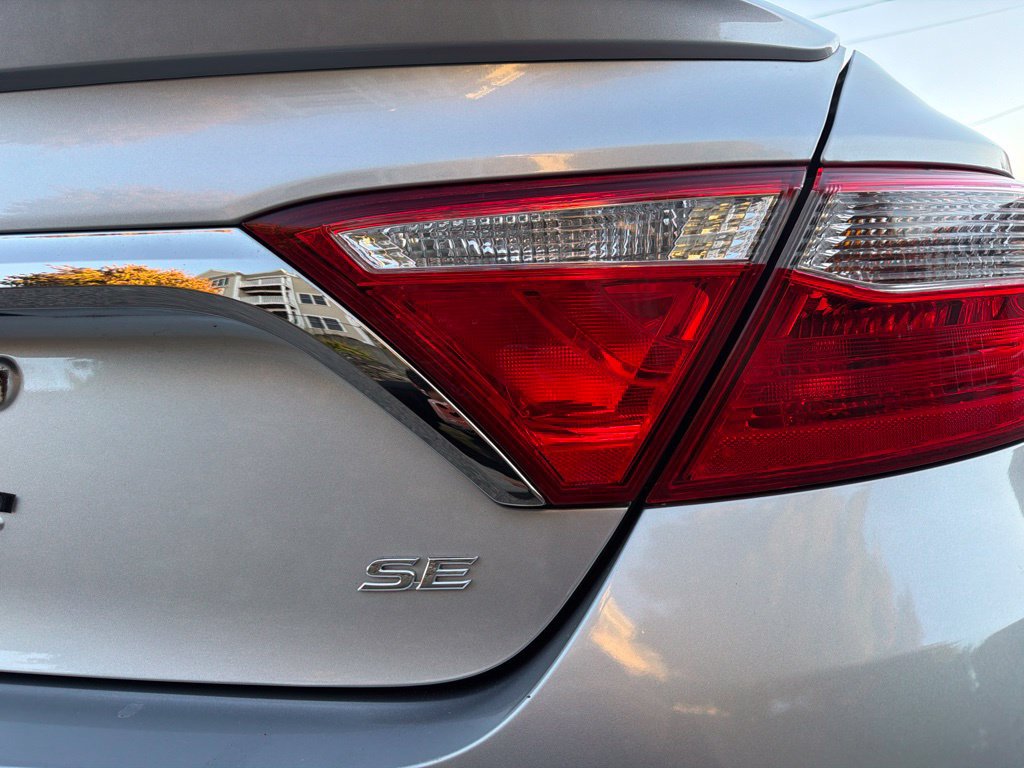 Used 2017 Toyota Camry SE w/ Moonroof Package FWD image 11