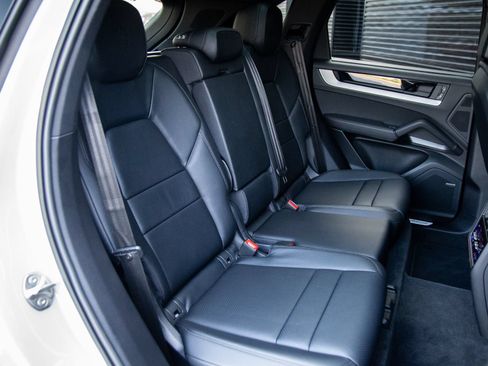 Certified 2026 Porsche Cayenne AWD/4WD image 19