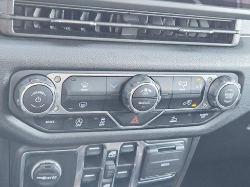 Used 2024 Jeep Gladiator Sport image 31