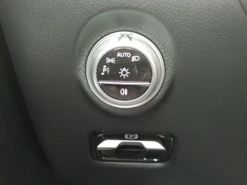 Used 2025 Mercedes-Benz C 300 Sedan image 36