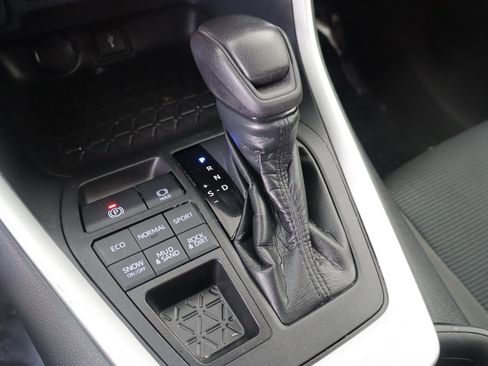 Used 2021 Toyota RAV4 LE image 16