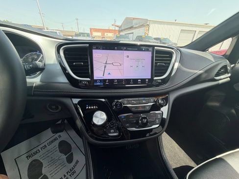 Used 2025 Chrysler Pacifica Limited FWD image 38