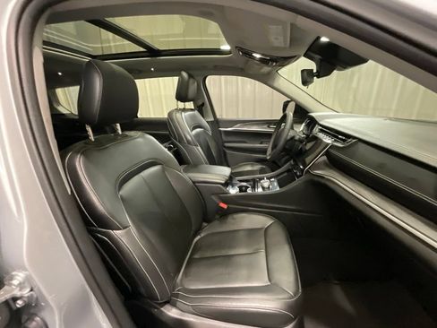 Used 2023 Jeep Grand Cherokee L Limited w/ Black Appearance Package AWD/4WD image 15