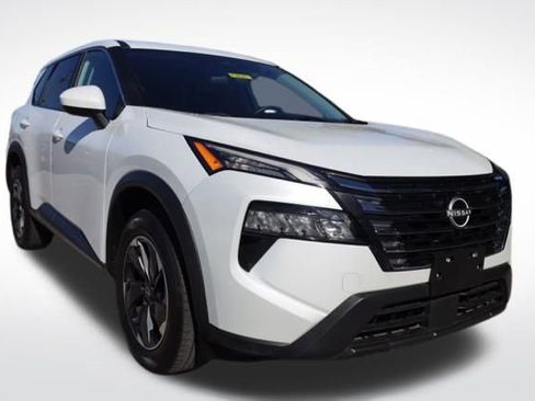 Used 2024 Nissan Rogue SV image 2