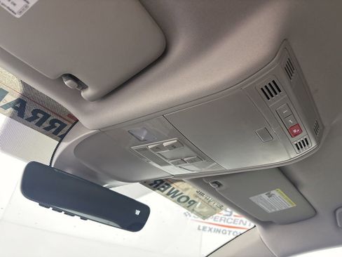 Used 2025 Volkswagen Taos SE w/ Black Wheel Package image 17