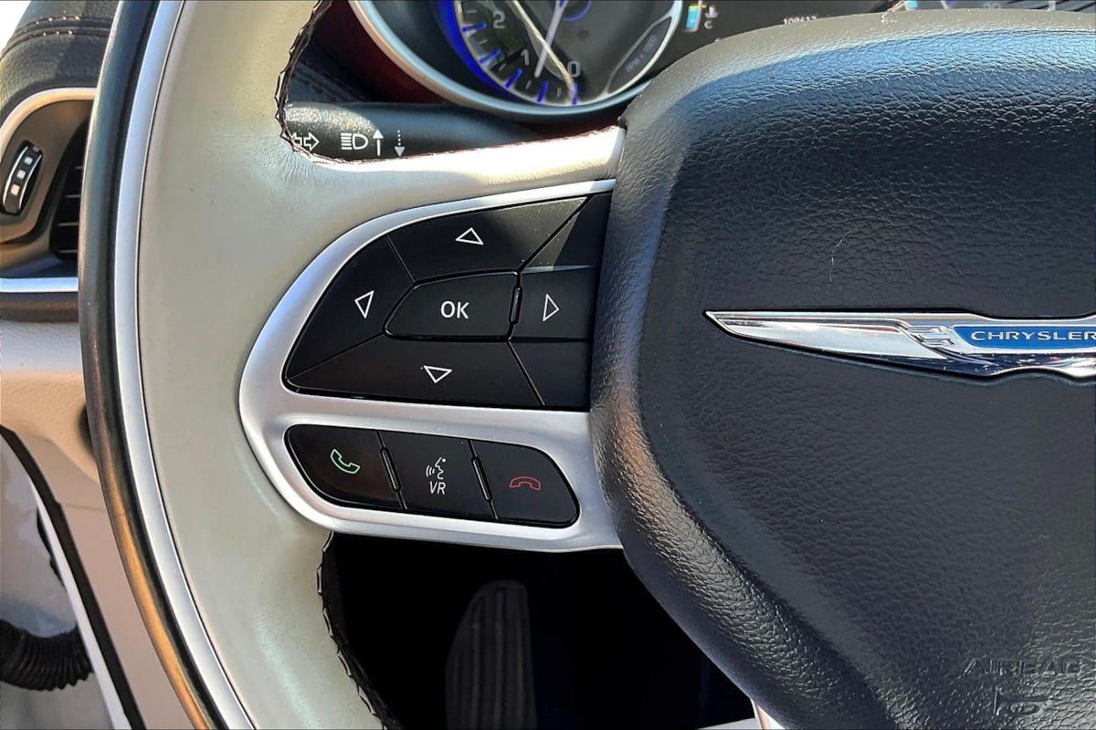 Used 2017 Chrysler Pacifica Limited w/ UConnect Theater Package FWD image 11