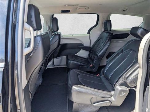 Used 2023 Chrysler Pacifica Touring-L FWD image 17