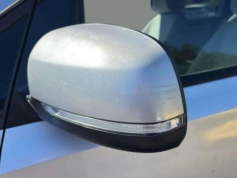 Used 2017 Kia Sedona LX image 25