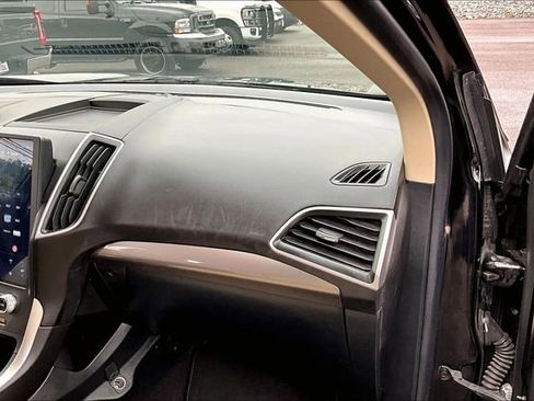 Used 2024 Ford Edge SE w/ Black Appearance Package AWD/4WD image 16