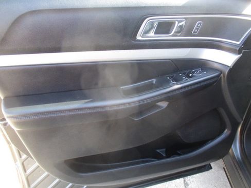 Used 2017 Ford Explorer XLT w/ Equipment Group 202A image 11