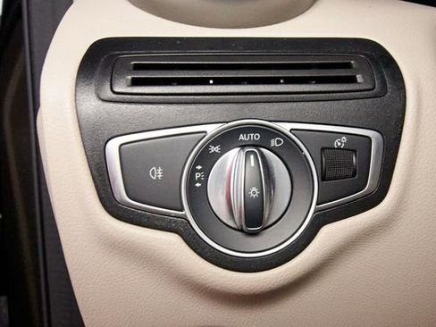 Used 2022 Mercedes-Benz GLC 300 4MATIC image 10