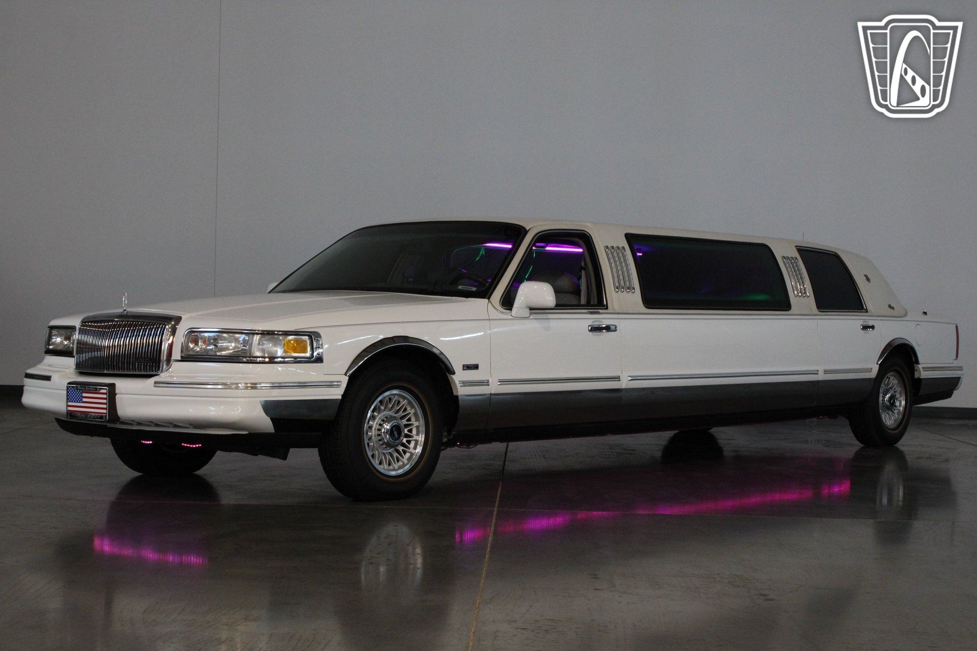 Used 1996 Lincoln Town Car Executive RWD image 2