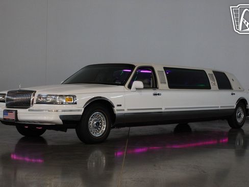 Used 1996 Lincoln Town Car Executive image 3