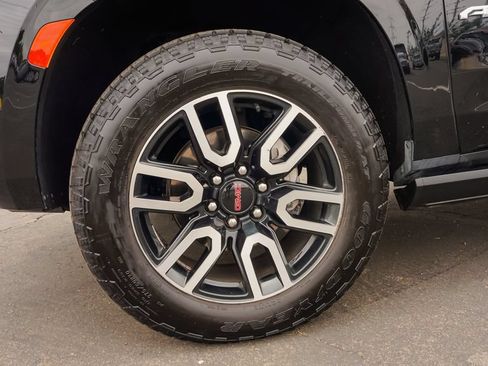 Used 2023 GMC Yukon AT4 w/ AT4 Premium Package AWD/4WD image 10