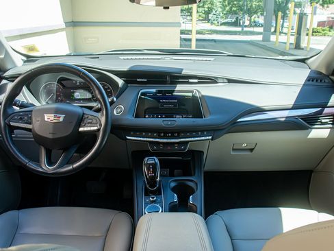 Used 2021 Cadillac XT4 Luxury w/ Cold Weather Package AWD/4WD image 17