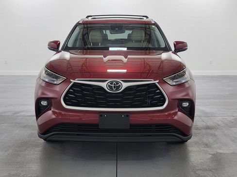 Used 2022 Toyota Highlander XLE image 3