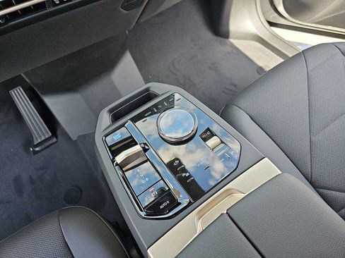 New 2026 BMW iX xDrive60 w/ Premium Package image 25