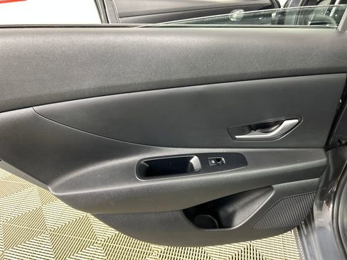 Certified 2025 Hyundai Elantra SE FWD image 16