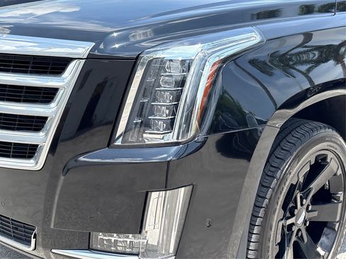 Used 2020 Cadillac Escalade 2WD image 16