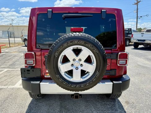 Used 2012 Jeep Wrangler Unlimited Sahara w/ Dual Top Group AWD/4WD image 4