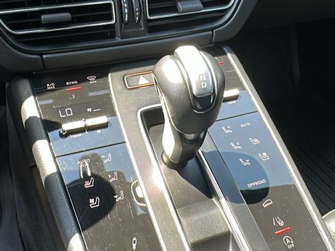 Used 2023 Porsche Macan AWD/4WD image 19
